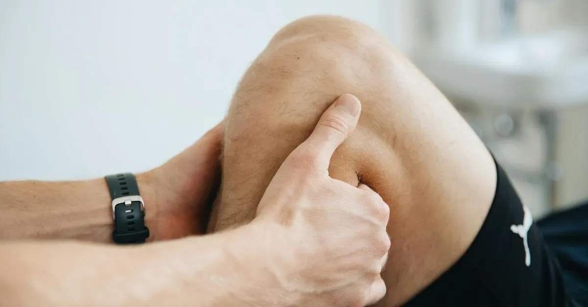 Profesional de la salud realizando exploración clínica de la rodilla por lesión meniscal.
