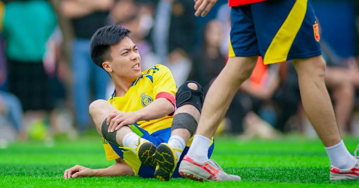 Futbolista con lesión de rodilla compatible con rotura del ligamento cruzado anterior.